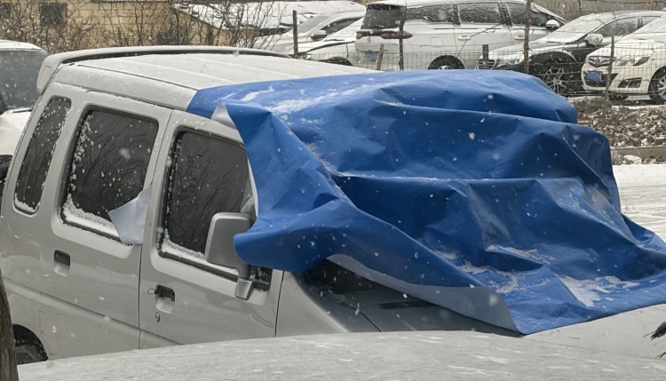 Применение полиэтиленовых брезентов для покрытия транспортных средств в снежную погоду